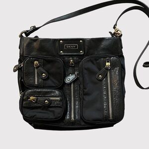 ‼️SALE WAS $60‼️DKNY Zipper Purse